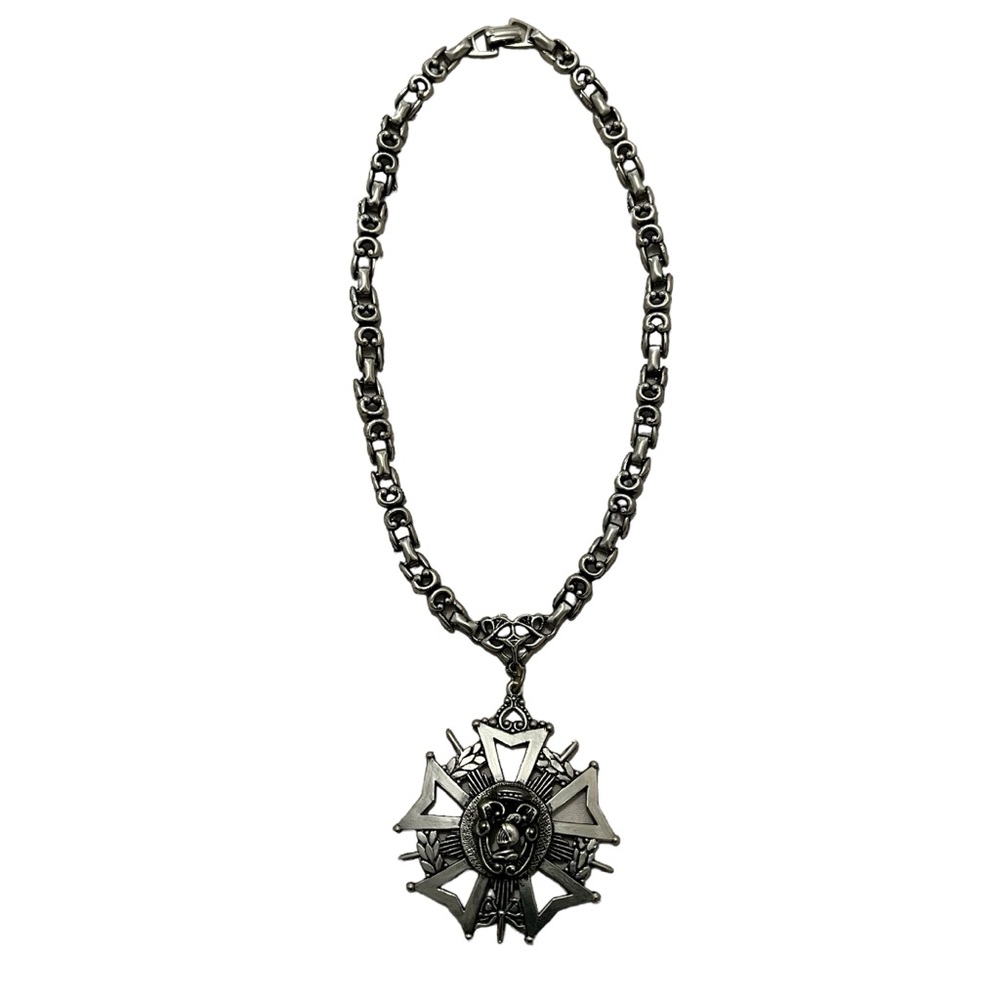 Blackened Silver Knight Leaf Latch 11.25” Necklace